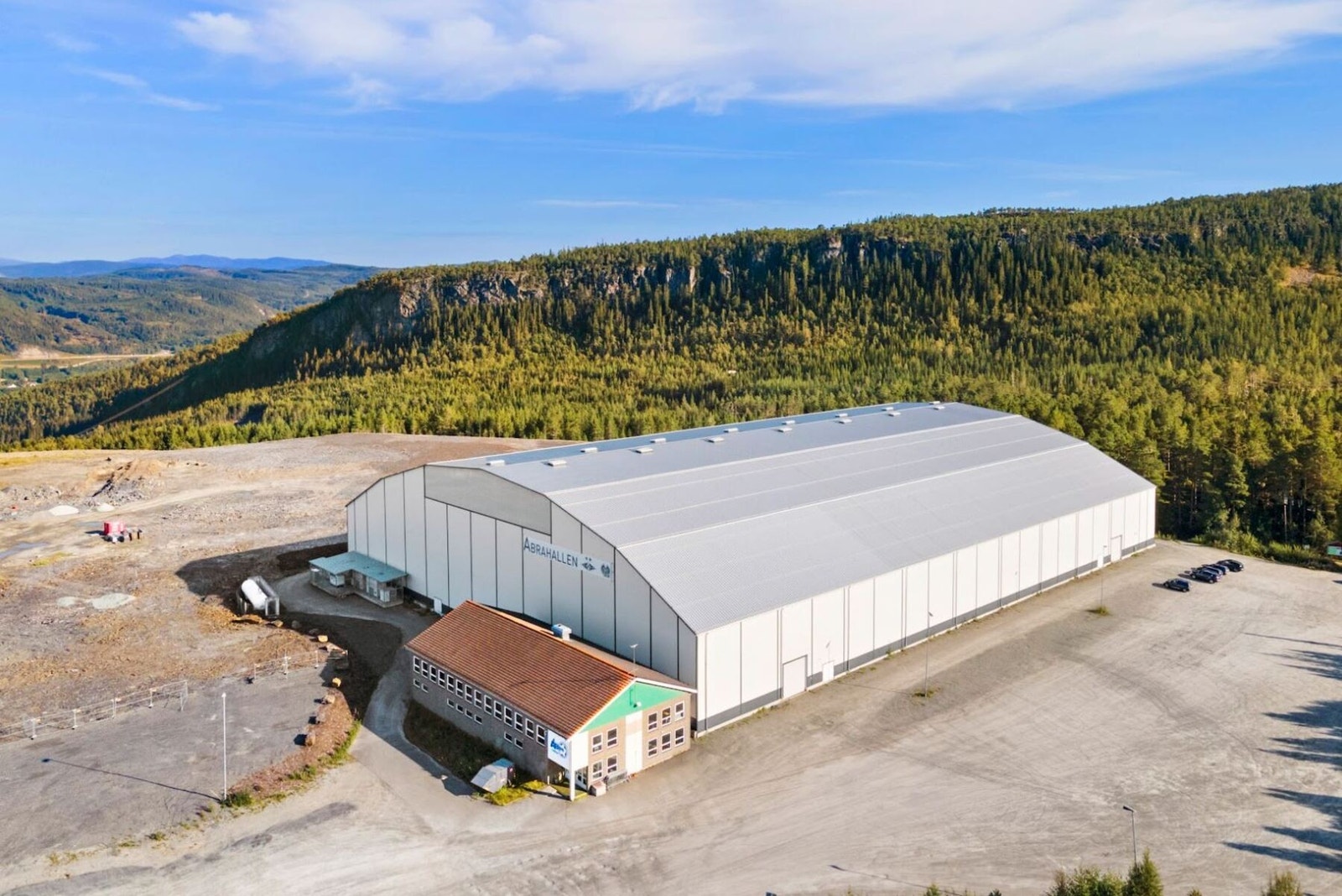 Tillegg til idrettsanlegg er det kort vei til Abrahallen. Galleribilde