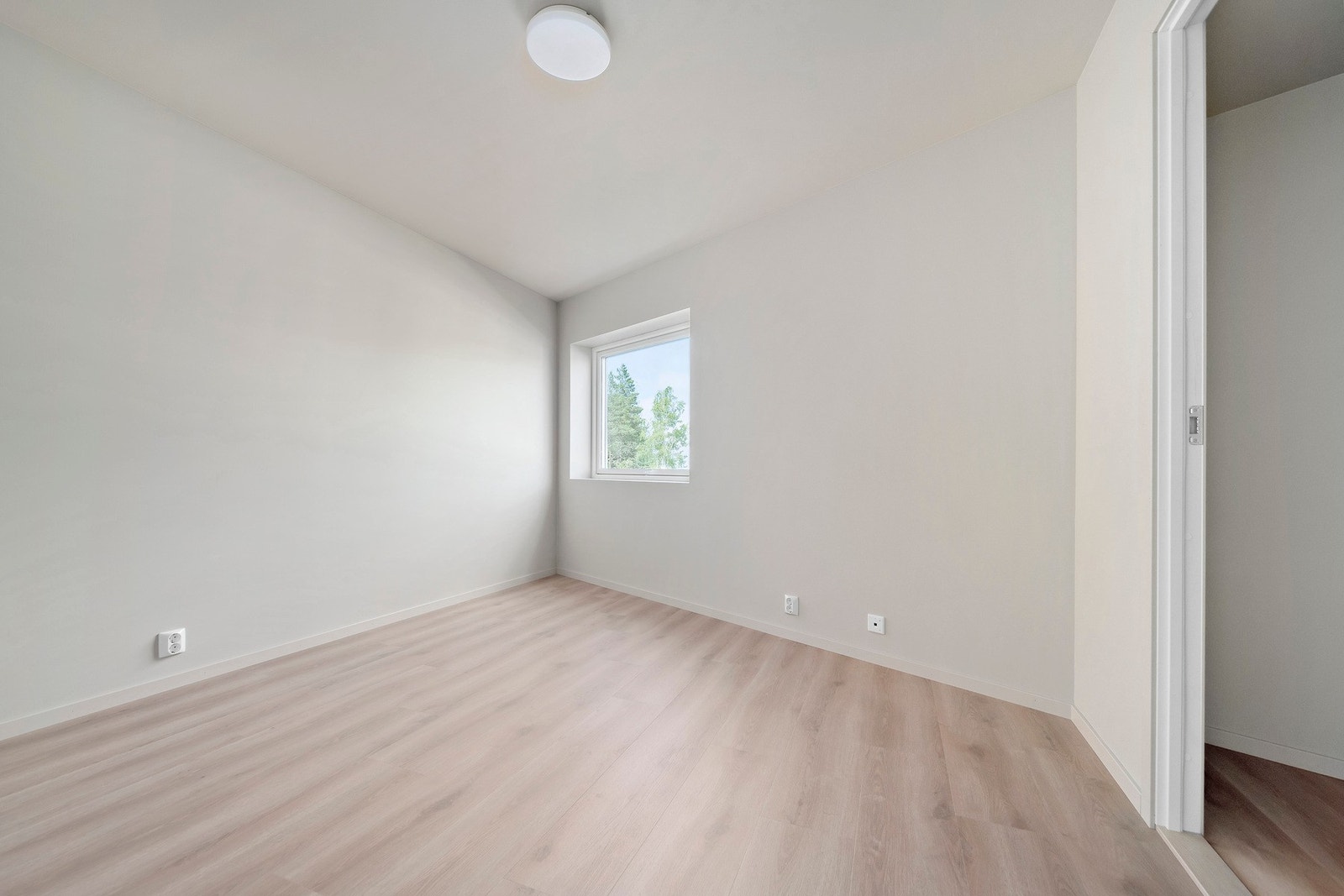 Soverom i sokkeletasje er på ca. 11 kvm og har i tillegg adkomst til bod som kan brukes til garderobe. Galleribilde