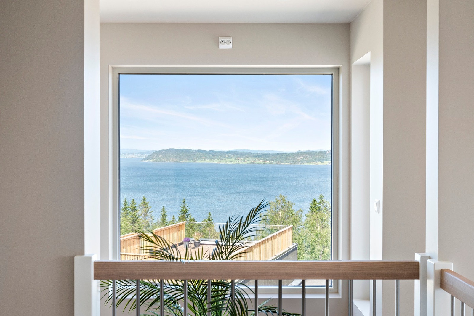 Fra 2.etasje har man en flott utsikt over Trondheimsfjorden. Galleribilde