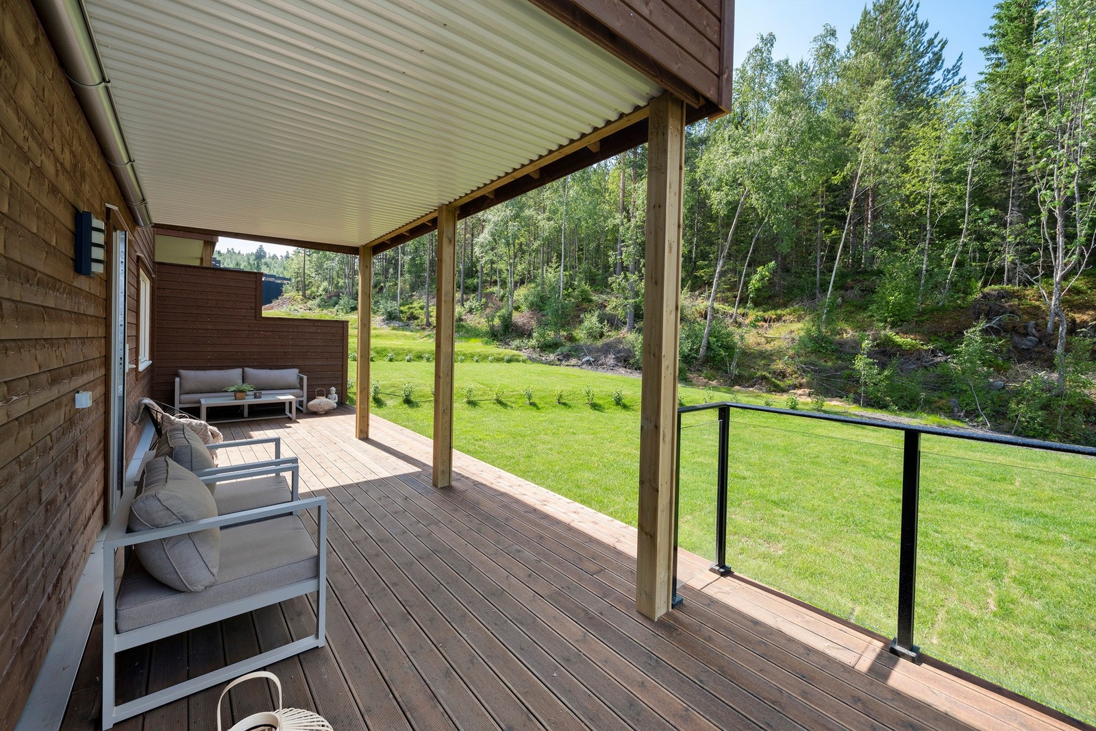 Tomten er pent opparbeidet med terrasse og hage. Deler av eiendommen grenser til friareal. Galleribilde
