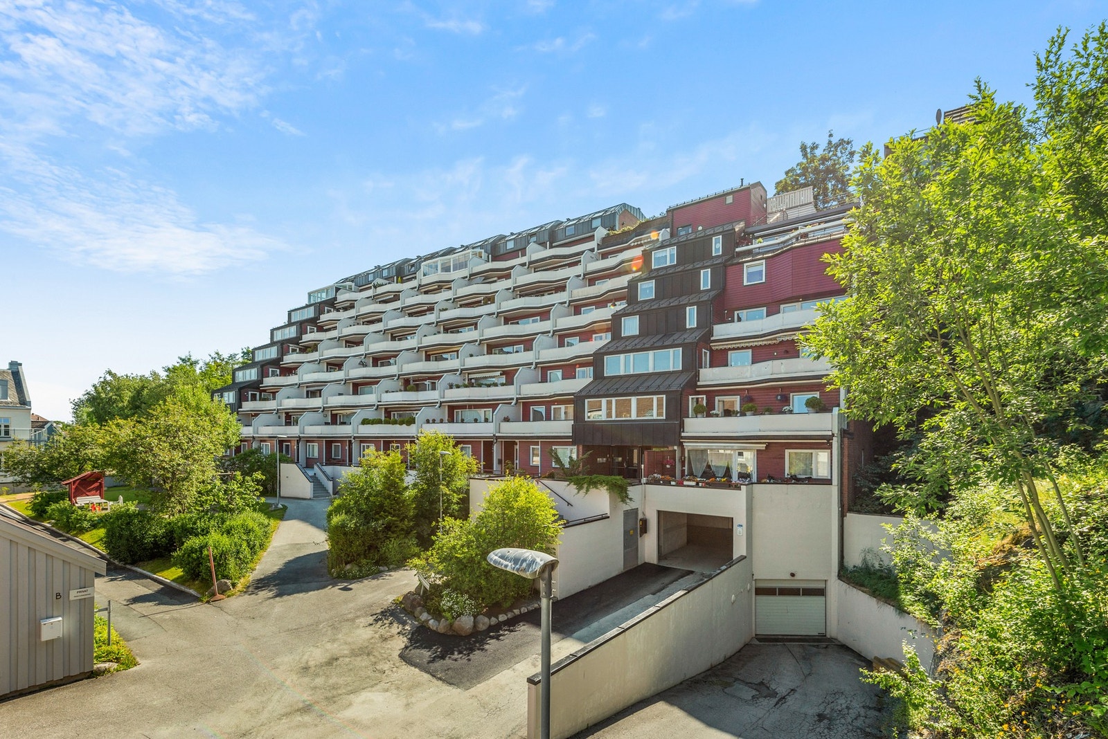 Terrassebygget har fin plassering i rolig del av Møllenberg, felles takterrasse, og utgang fra heis mot Weidemanns vei hvor du bl.a. finner Bunnpris-butikk. Galleribilde