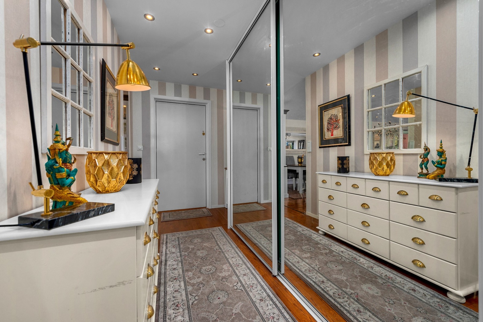 Gang/entre på ca 15m2, her er det også skyvedørsgarderobe med speilfronter. Galleribilde