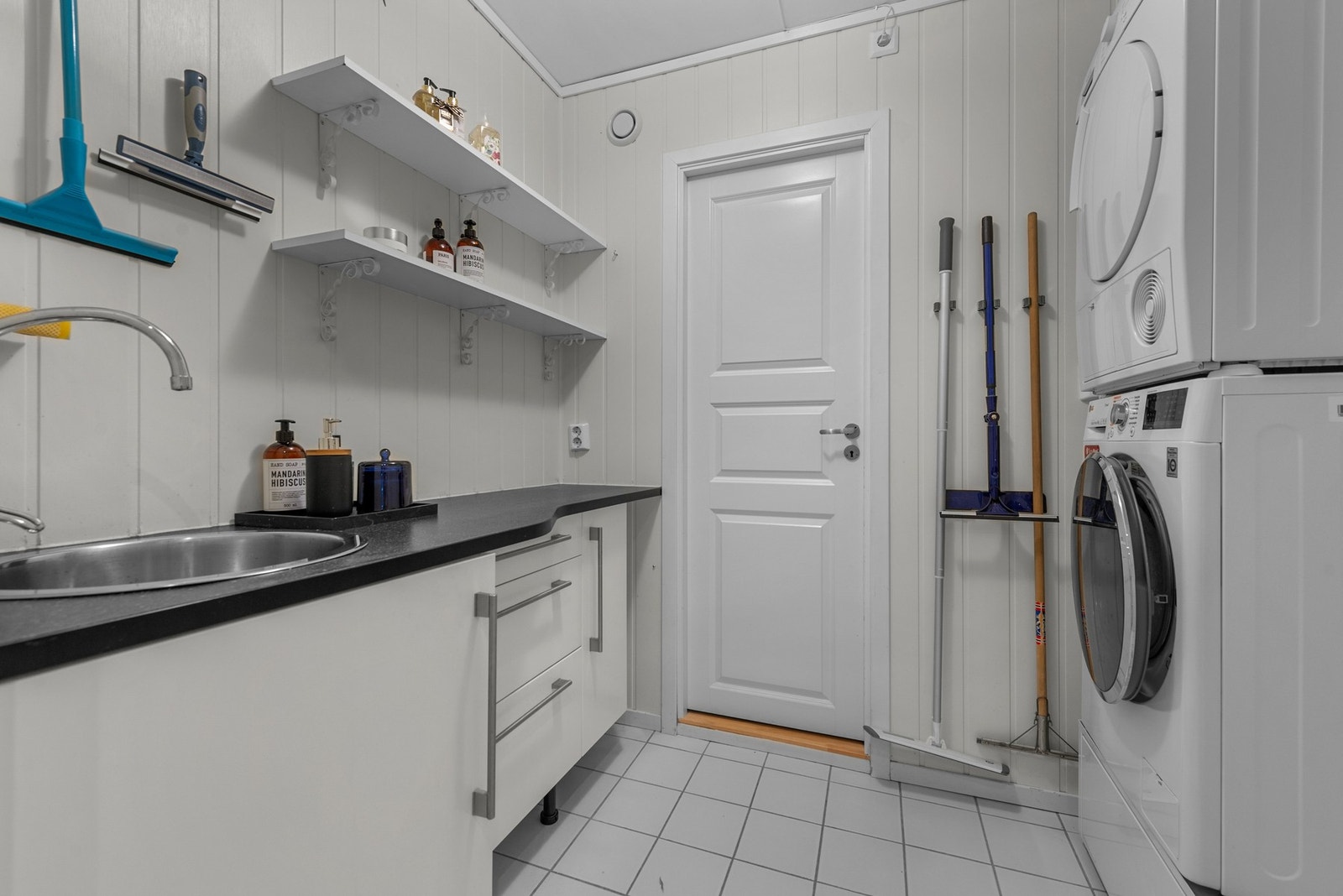Separat vaskerom på 4m2 med uttak for både vaskemaskin og trommel. I tillegg utslagsvask og skapplass. Rommet innenfor er en bod på hele 8m2. Galleribilde