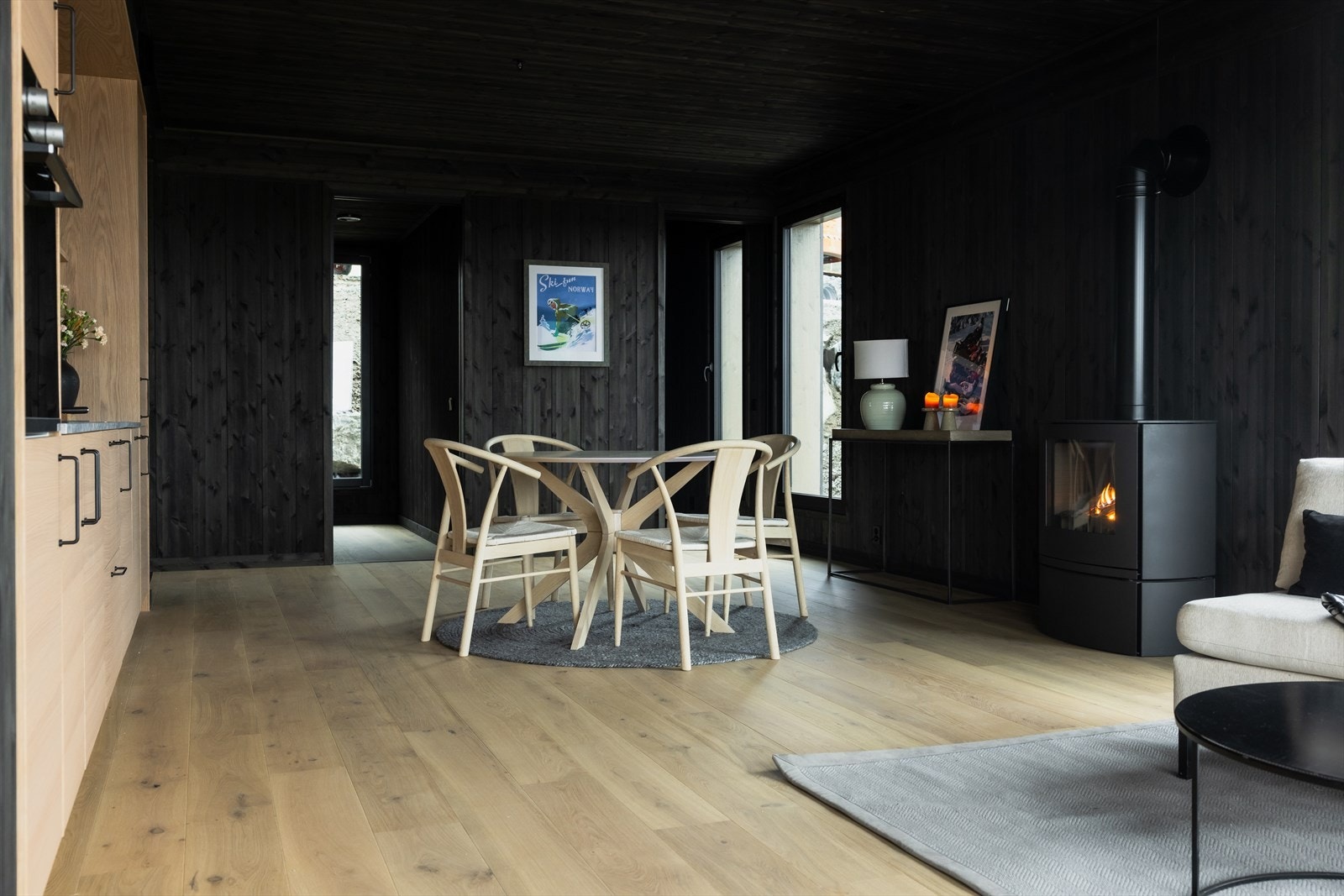Limtrepanel i mørk utførelse kombinert med lys eikeparkett. (Bilde fra tilsvarende leilighet). Foto Paul Lockhart. Galleribilde
