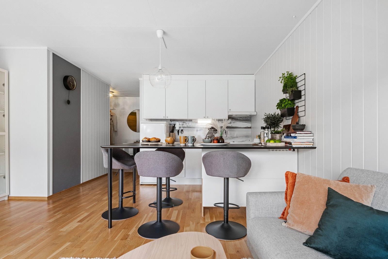 Moderne og praktisk med åpen kjøkken- og stueløsning. Øya fungerer som spisebord og ekstra lagringsplass. Galleribilde