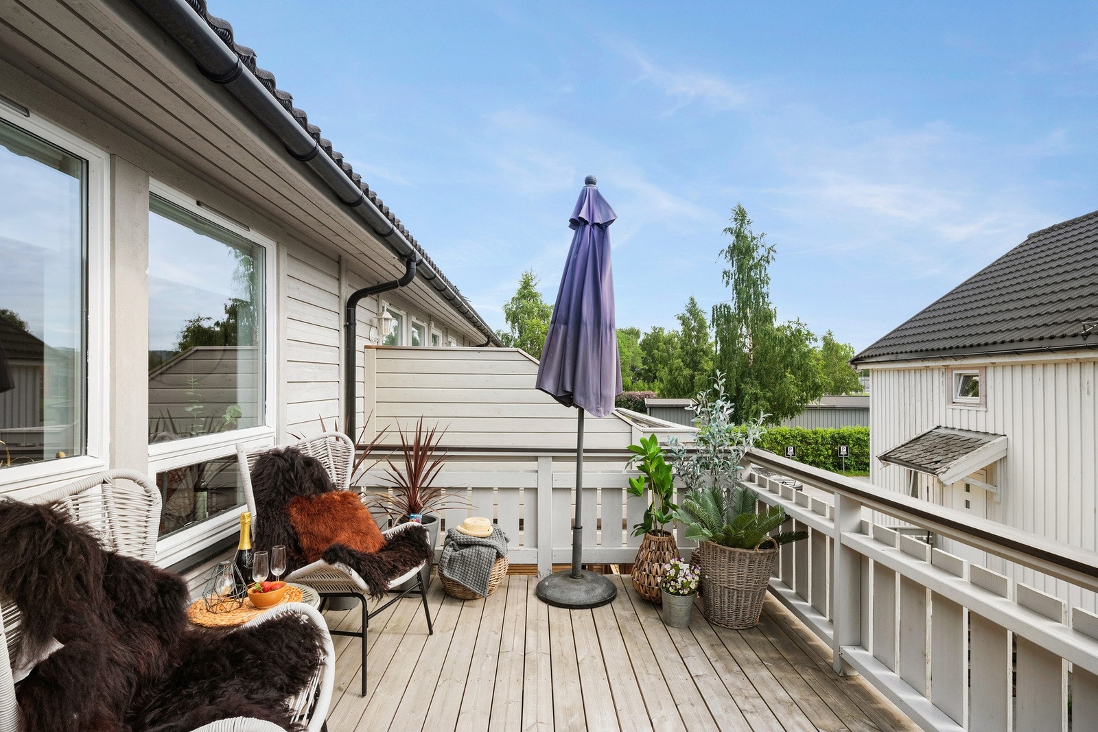 Leiligheten har en stor, sørvendt veranda med veldig gode solforhold. Galleribilde
