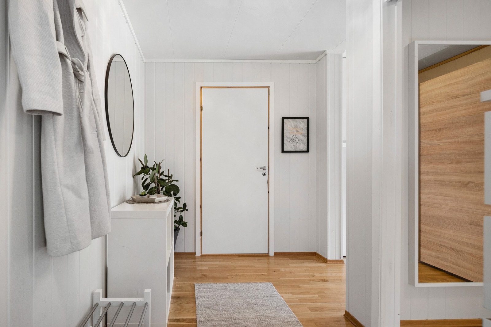 Lys og trivelig entre med god plass til oppheng av yttertøy m.m. Boden til høyre i bildet benyttes i dag til garderobe. Galleribilde