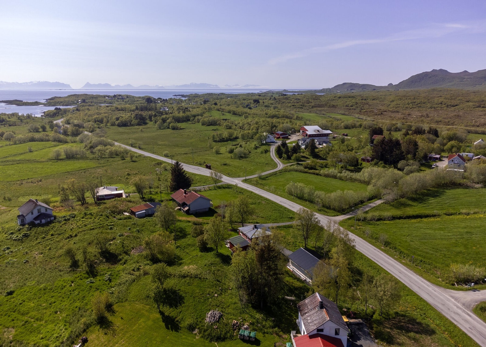 Eiendommen sett fra lufta - ca. 8 km til Steine med dagligvarebutikk, barnehage og skole, og ca. 10 km til kommunesenteret Straume Galleribilde