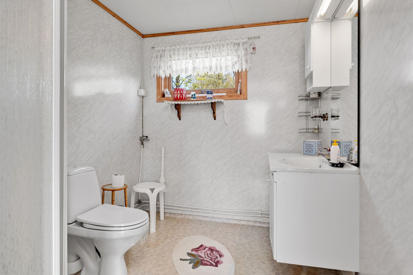 Bad/vaskerom i 1. etasje er utstyrt med servantmøbler, wc og dusjhjørne med dusjvegger - opplegg for vaskemaskin Galleribilde