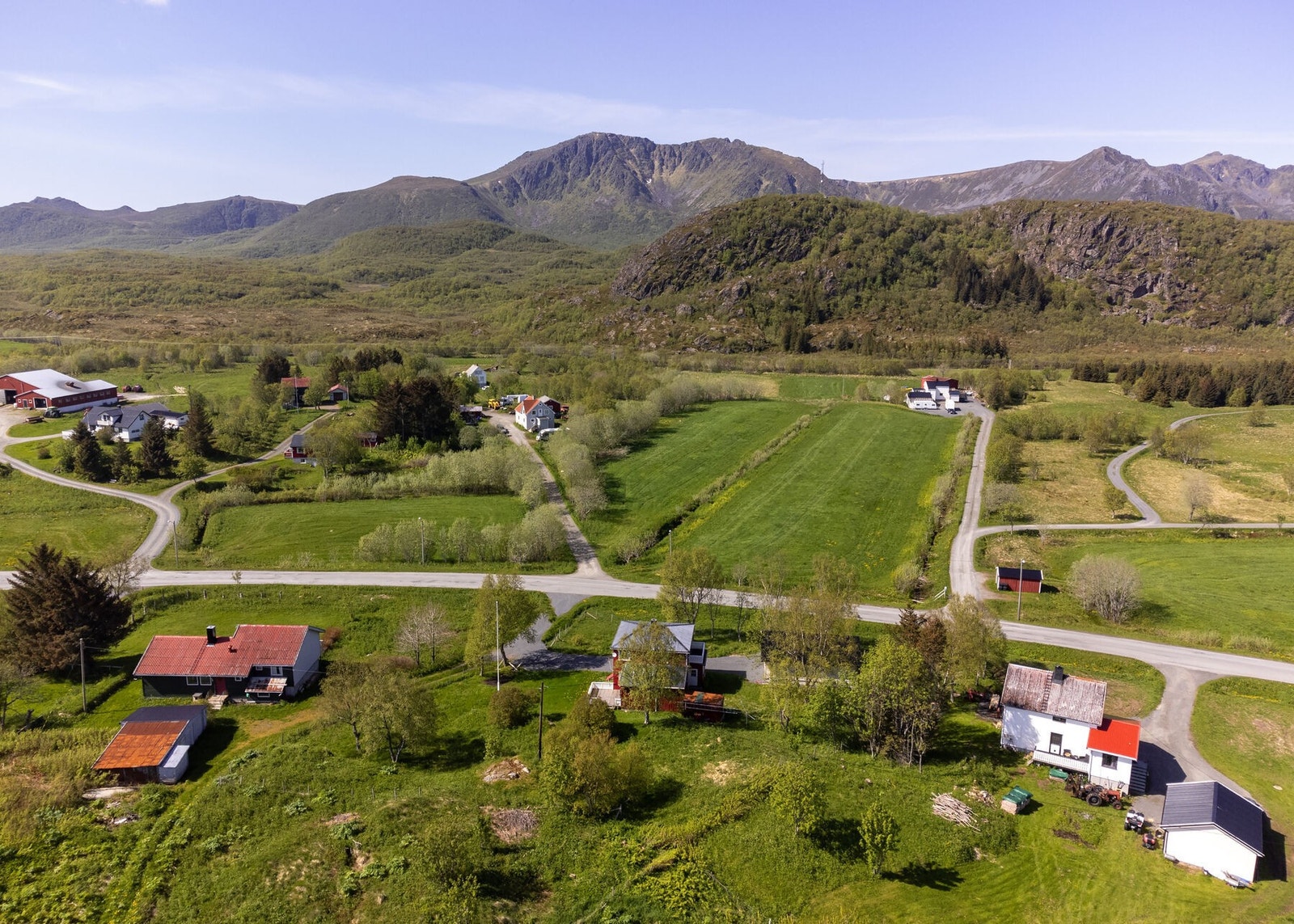 Eiendommen sett fra lufta - landlige omgivelser Galleribilde