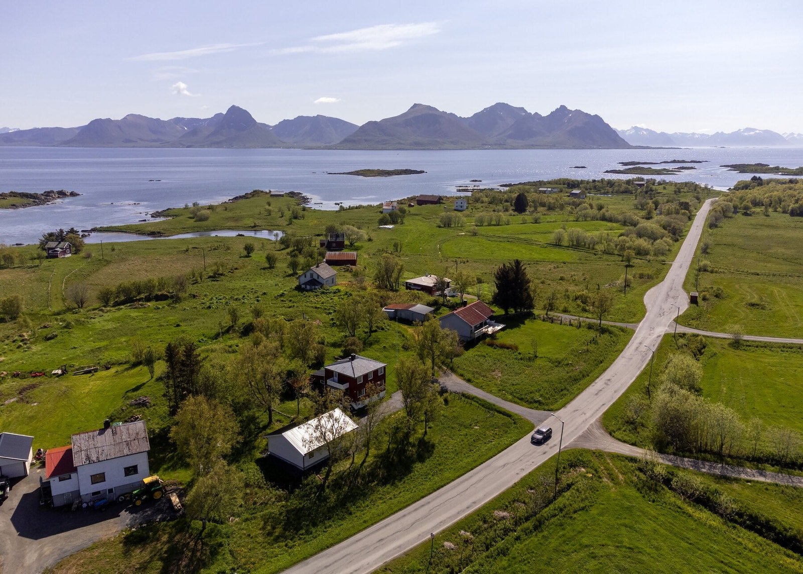 Boligen ligger fint til på en solåpen tomt i landlige omgivelser Galleribilde