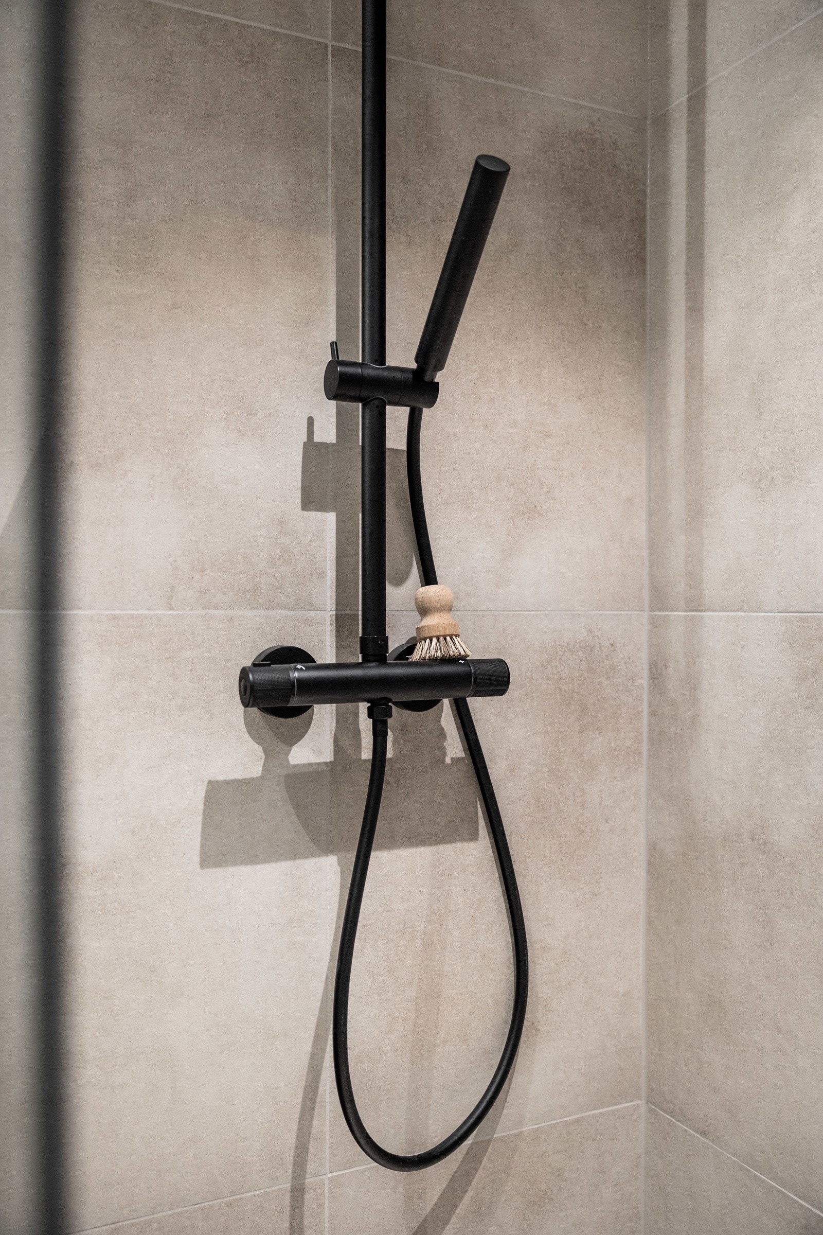 Badet har opplegg for vaskemaskin og tørketrommel. Servantkran og blandebatteri fra Tapwell. Galleribilde