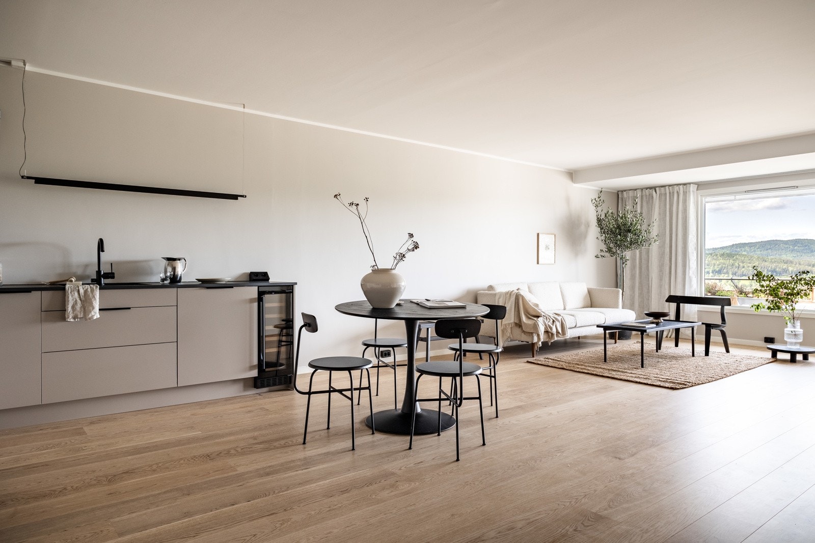 Moderne 2-roms leilighet med store vindusflater, praktisk planløsning og solrik balkong med utsikt over Bogstadvannet. Galleribilde