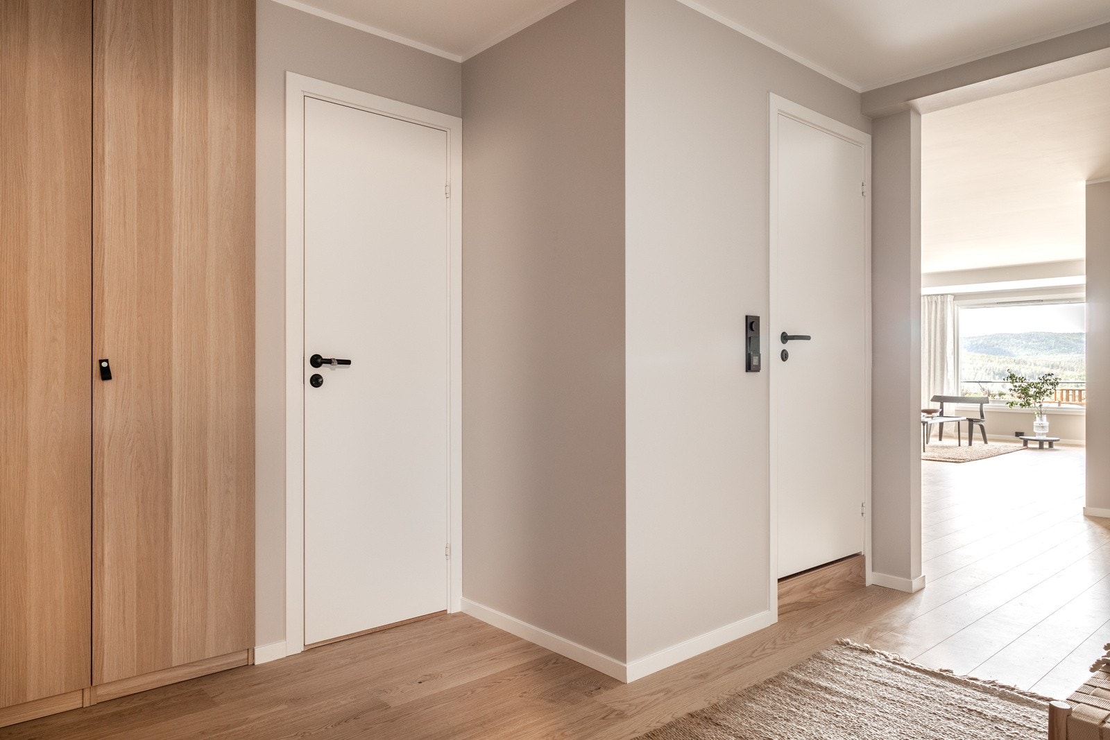 Du blir ønsket velkommen inn i en lys og romslig entré som gir et godt førsteintrykk. Galleribilde