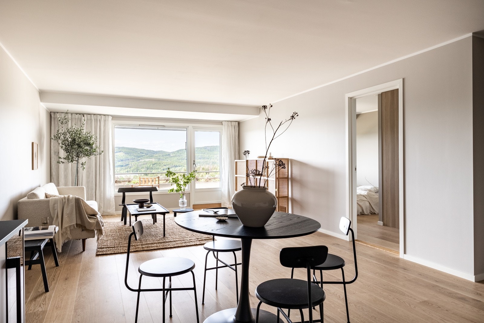 Fra stuen kommer videre inn til leilighetens soverom. Galleribilde