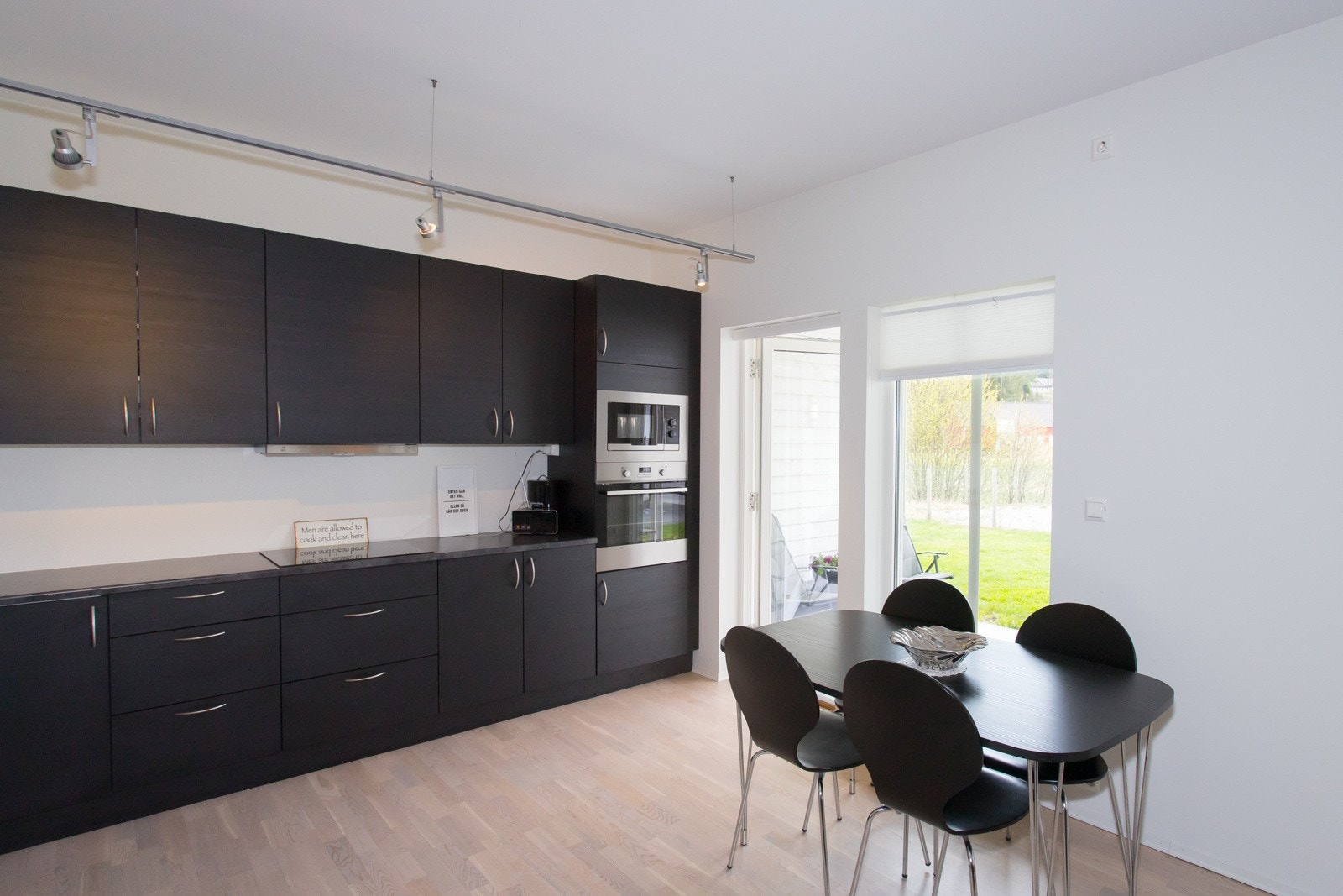 Kjøkkenkrok - utgang terrasse Galleribilde