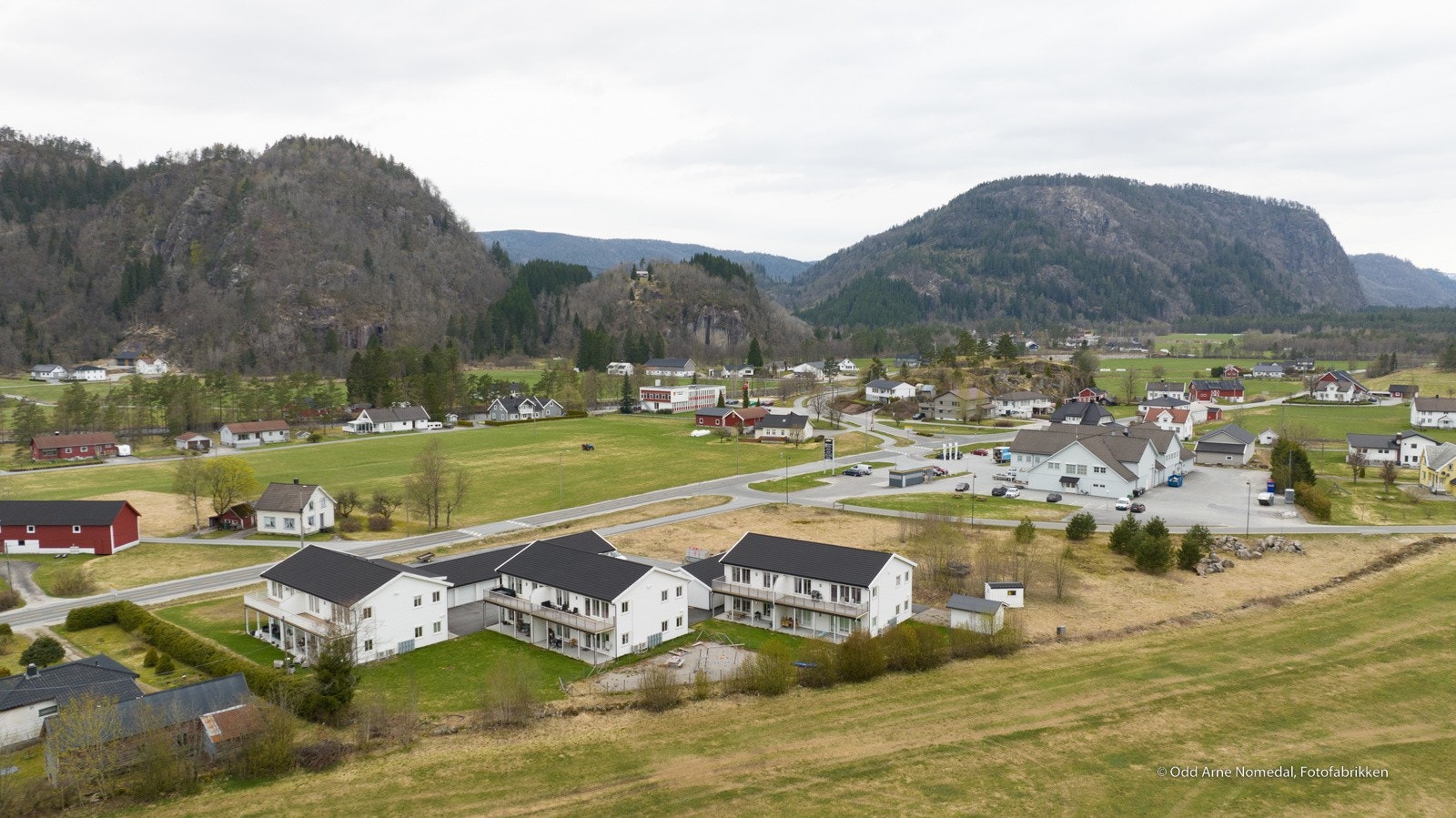 Leilighet ligger nær butikk og bensinstasjon m.m. Galleribilde