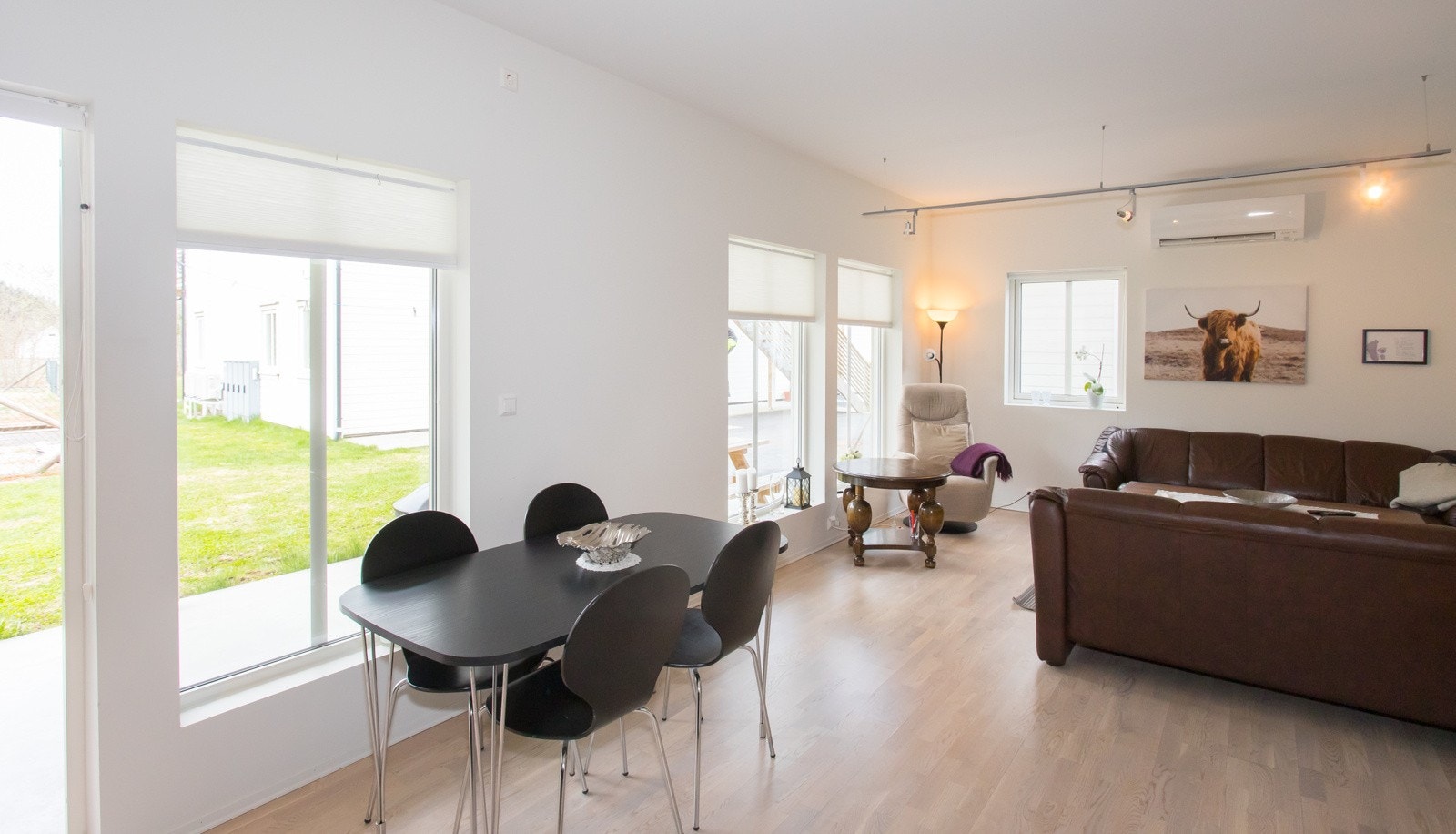 Kjøkken og stue med utgang til terrasse og hage Galleribilde