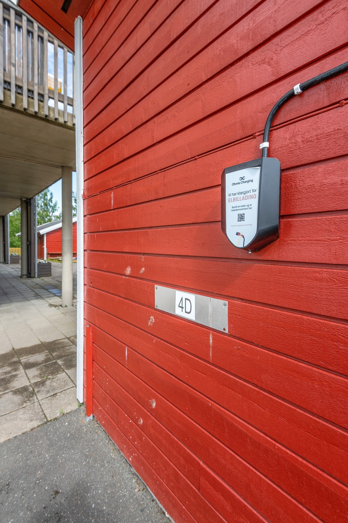 På parkeringsplassen er det klargjort for elbillading, man trenger bare å tegne et abonnement før man kan lade. Galleribilde