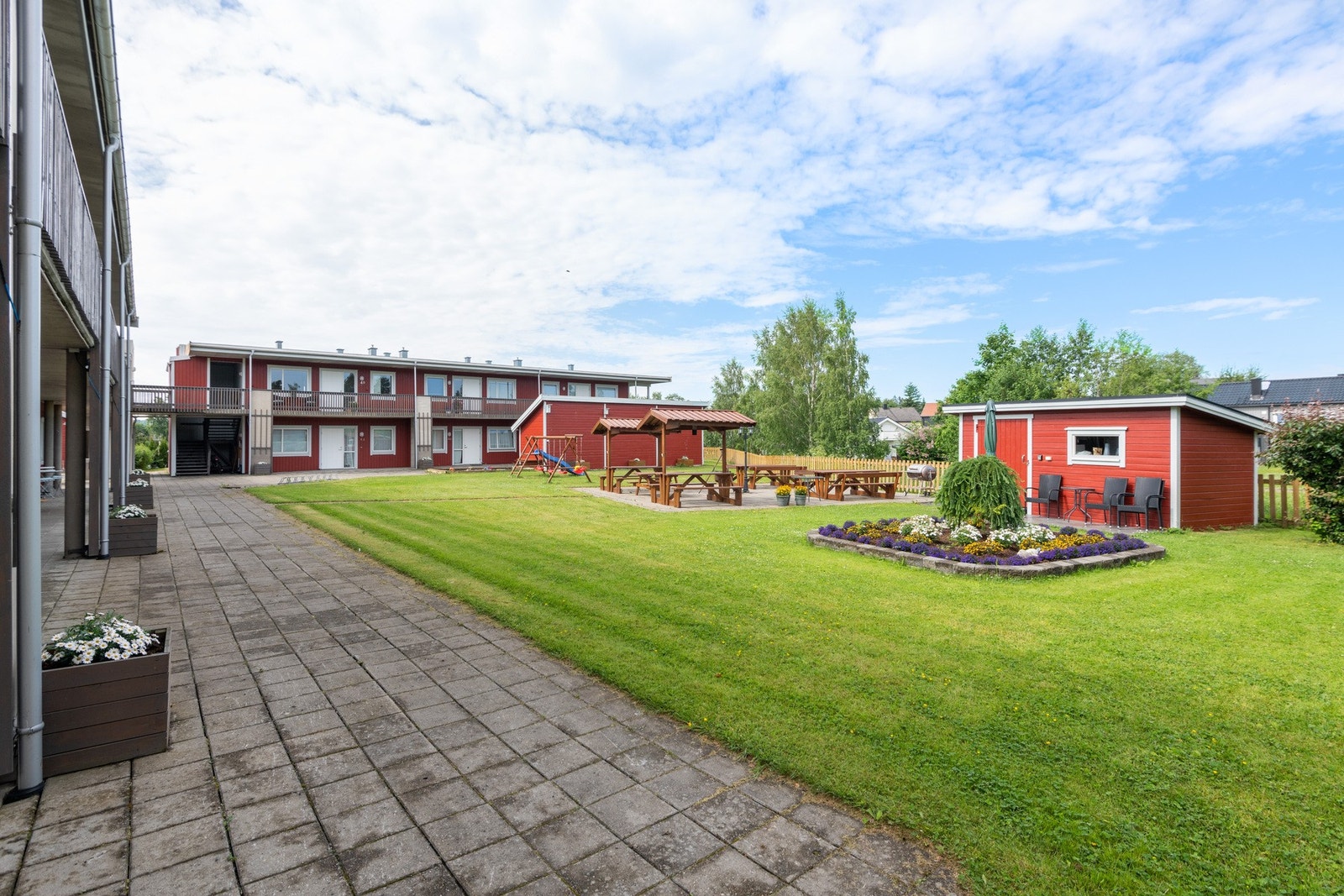 Stort og pent opparbeidet felles uteområde for borettslaget. Galleribilde