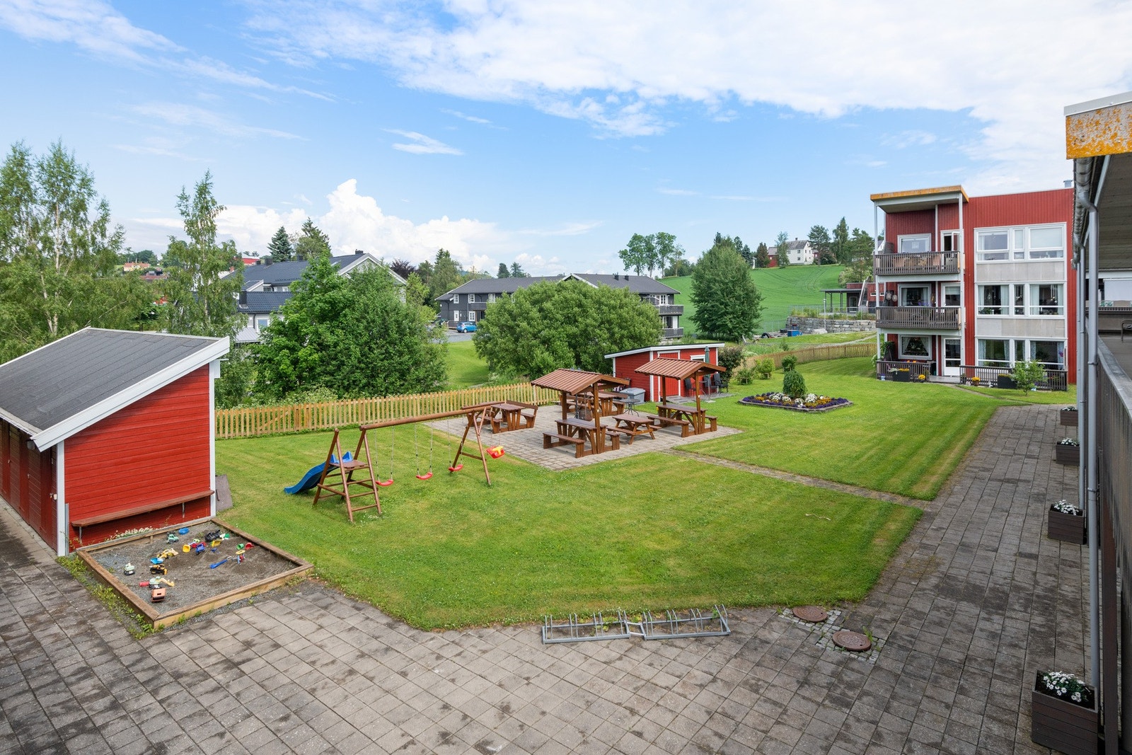 Stort og pent opparbeidet felles uteområde for borettslaget. Galleribilde