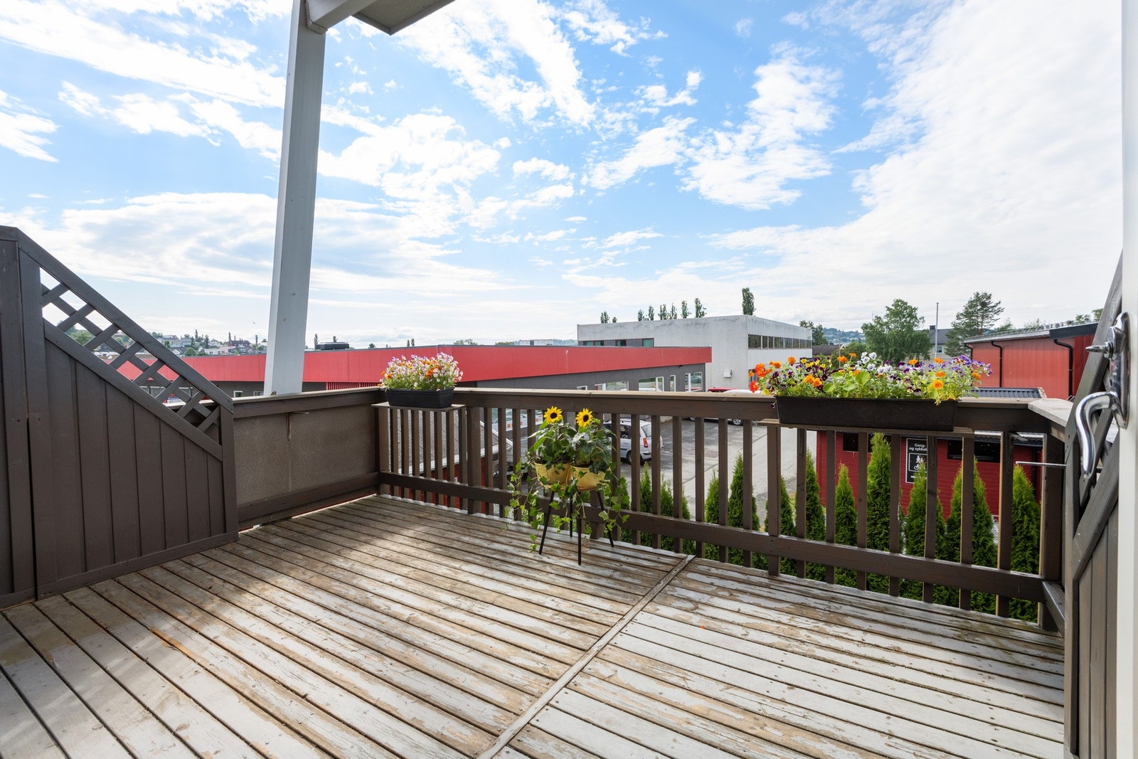 Terrasse med sørvestvendt beliggenhet for gode solforhold fra dagen til godt utover kvelden. Galleribilde