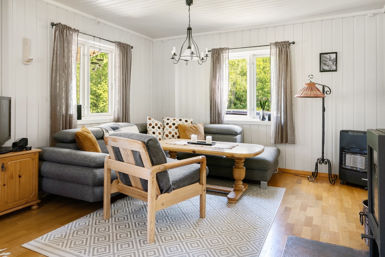 Lys, koselig stue med god plass til sofakrok. Galleribilde