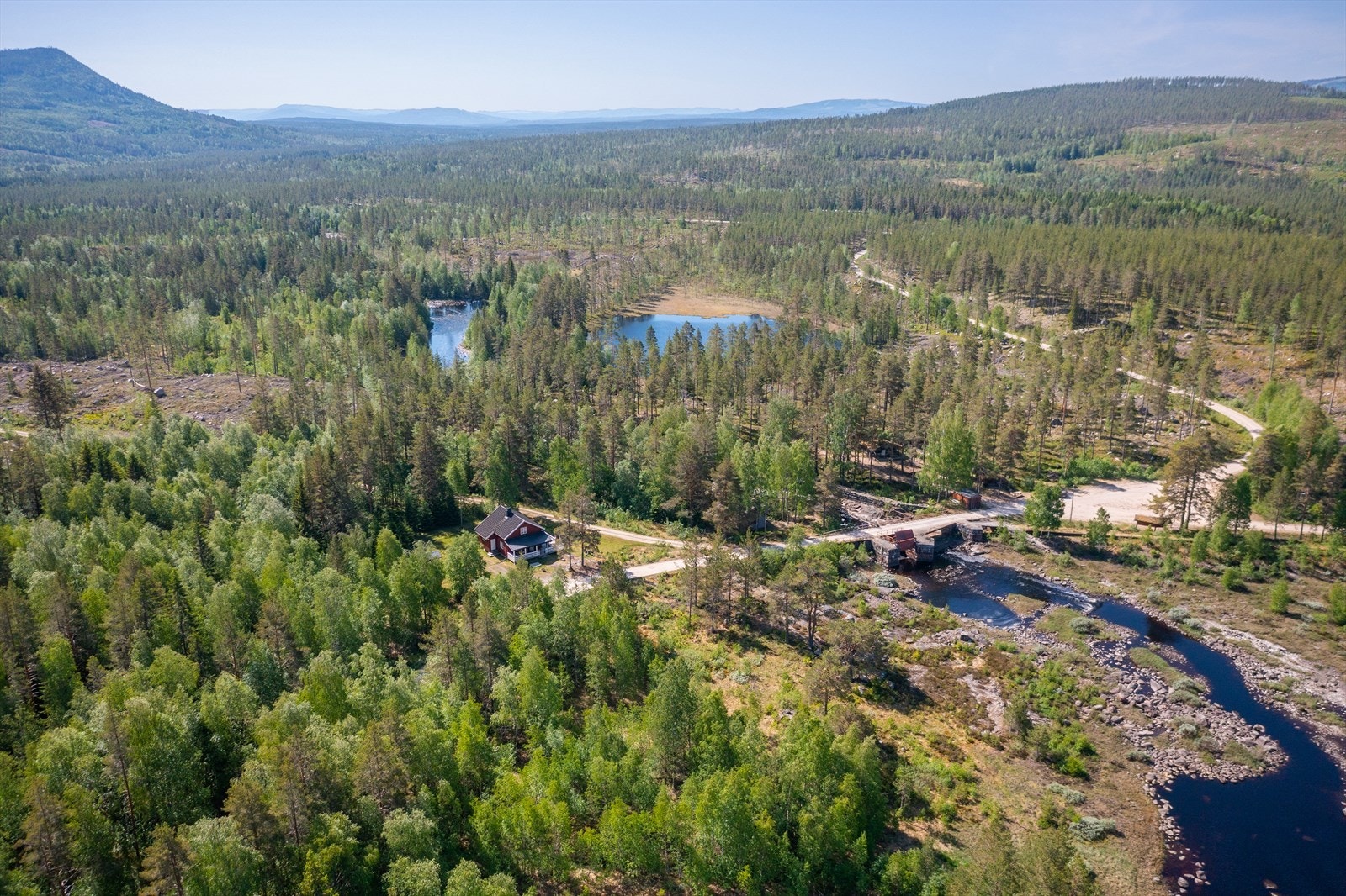 Halsjøen har flere områder med grillplasser og gapahuker. Galleribilde