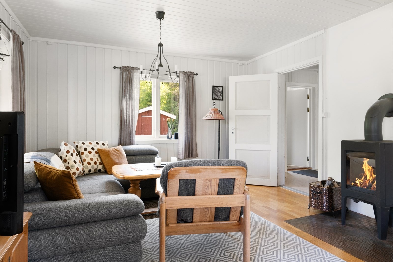 Oppvarming av stuen med blant annet vedfyring. Galleribilde