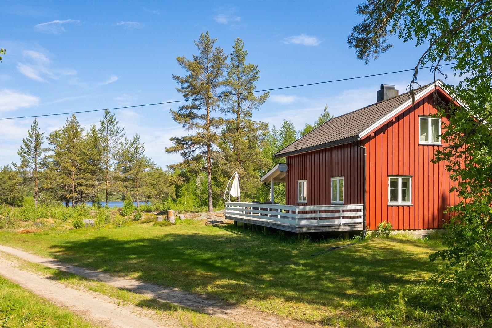 Bilvei helt frem til hytta. Galleribilde