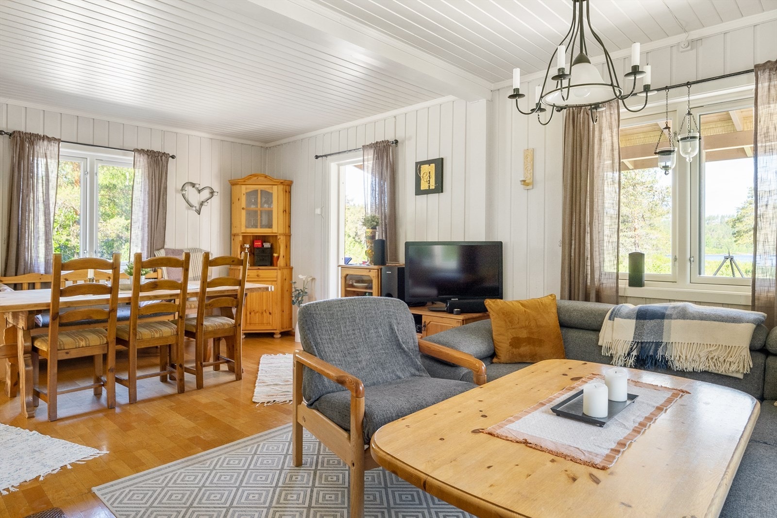 Adkomst til solrik terrasse fra stuen. Galleribilde