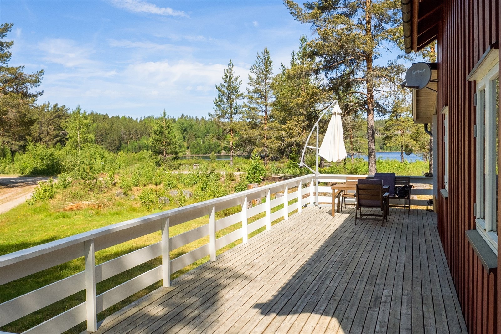 Solrik terrasse med fin utsikt mot Halsjøen. Galleribilde