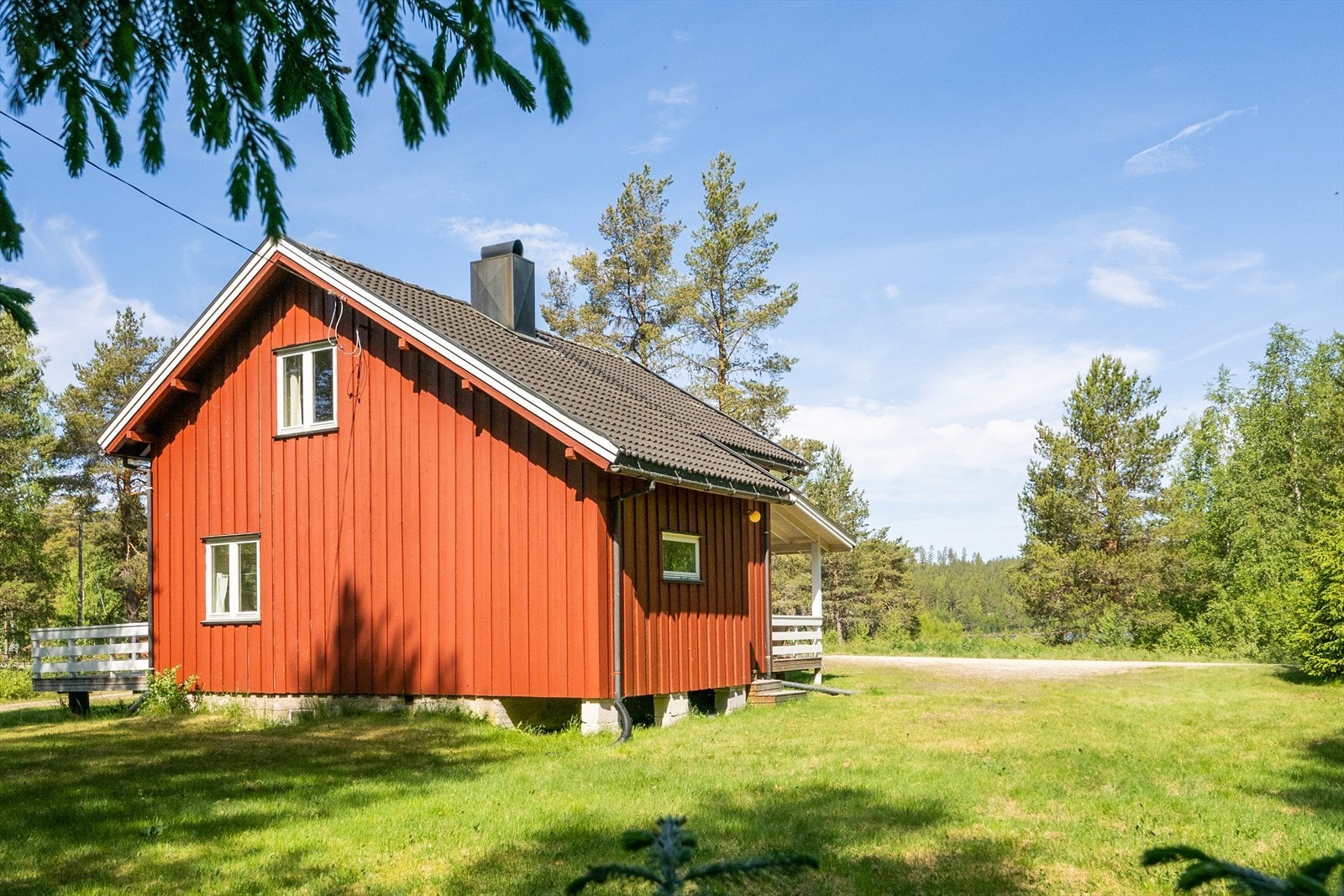 Romslig, solrik tomt. Galleribilde