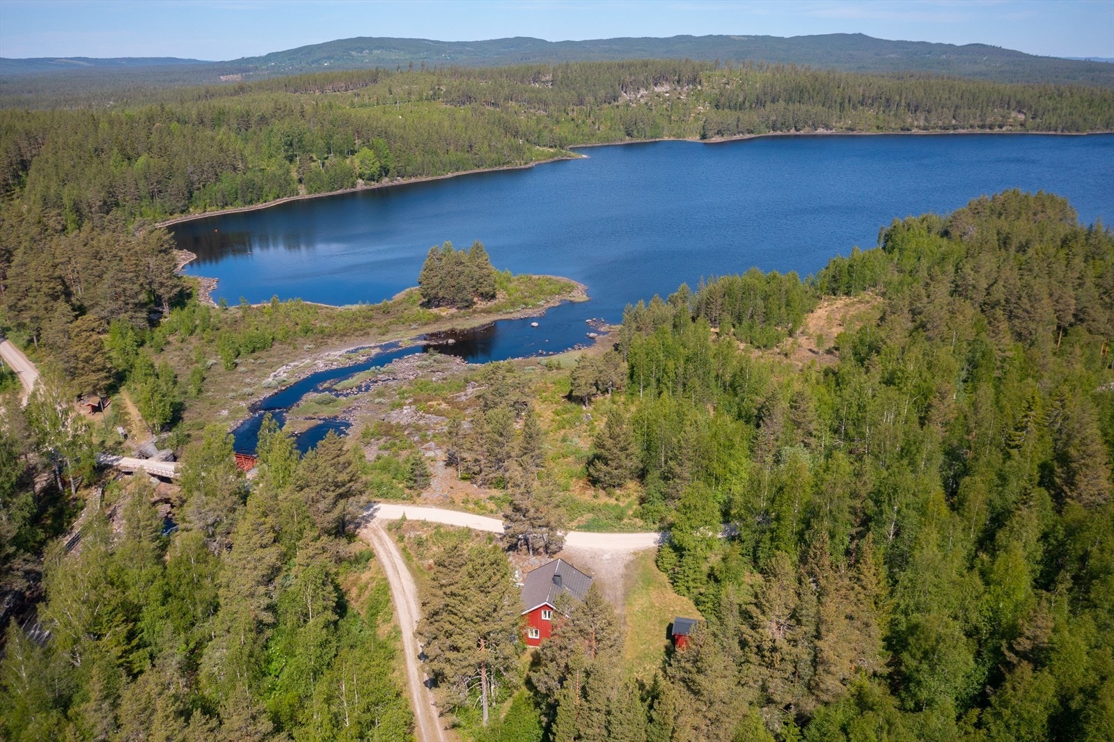 I Halsjøen kan man både bade og fiske. Galleribilde