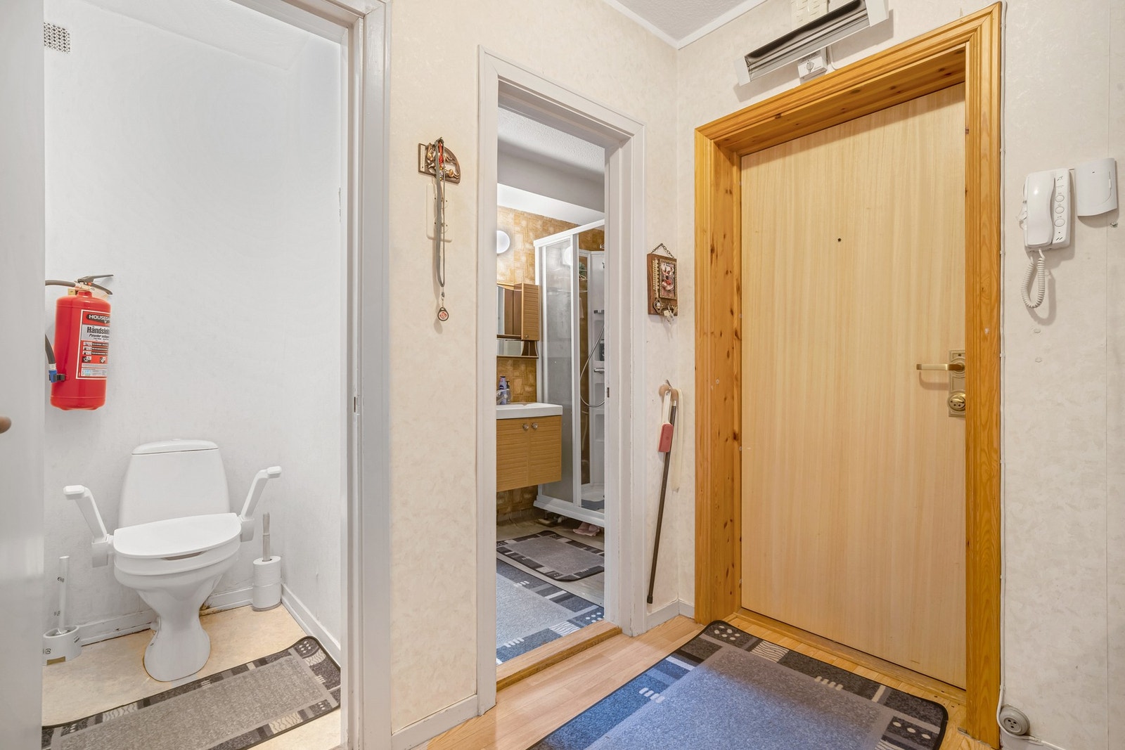 Toalettet befinner seg på rommet ved siden av badet Galleribilde