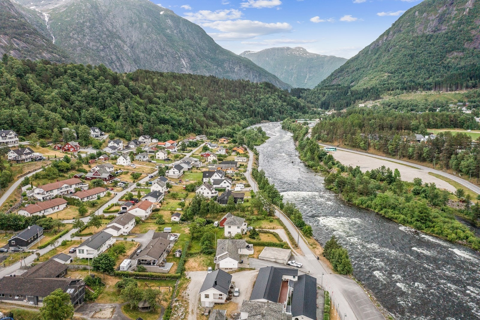 Eidfjord ligger idyllisk til, omkranset av mektige fjell og fjord Galleribilde