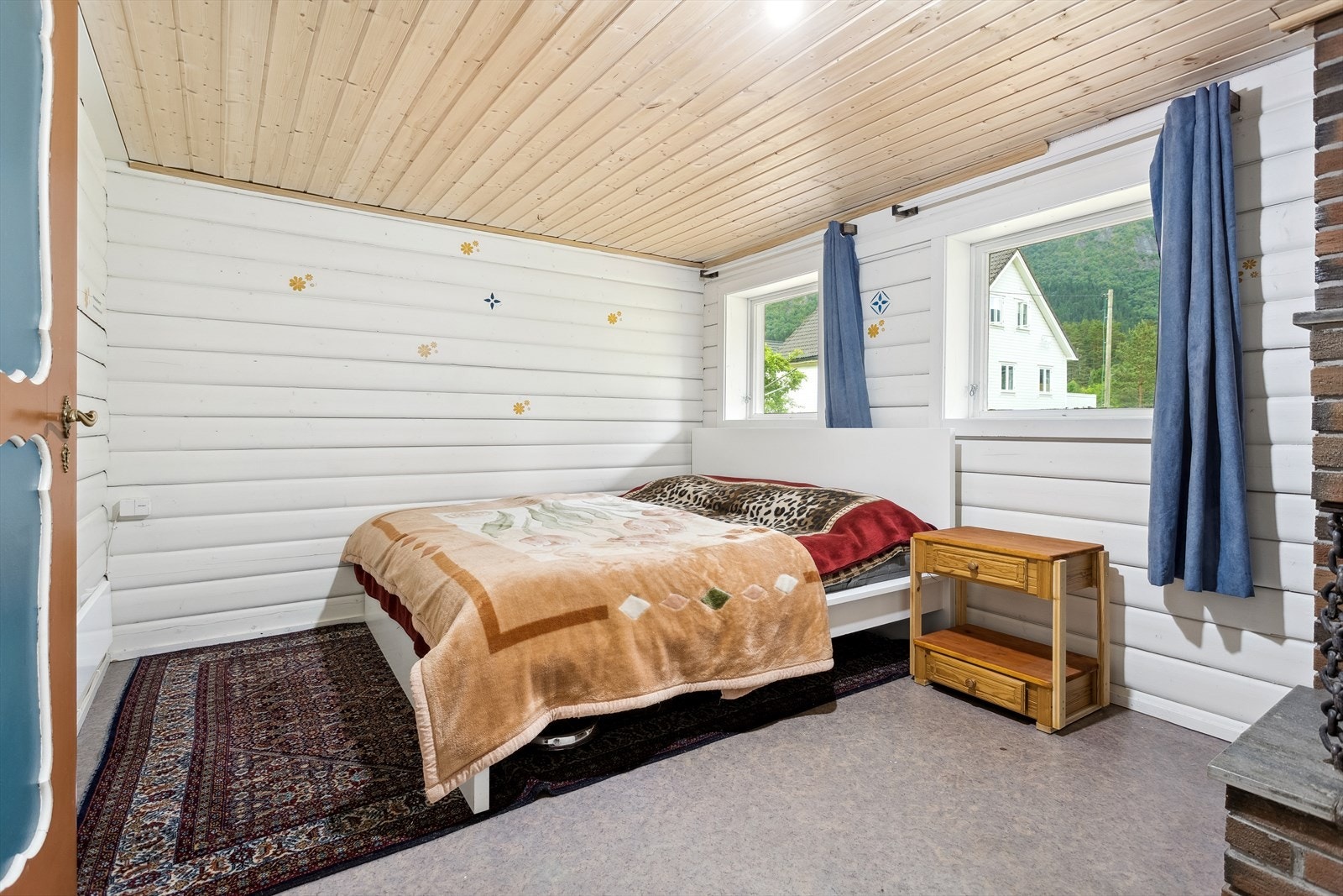 Soverommet er svært stort og kan også brukes som kjellerstue Galleribilde