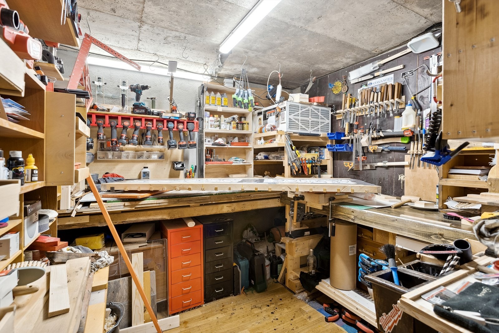 I underetasjen er det et godt verkstedsrom Galleribilde