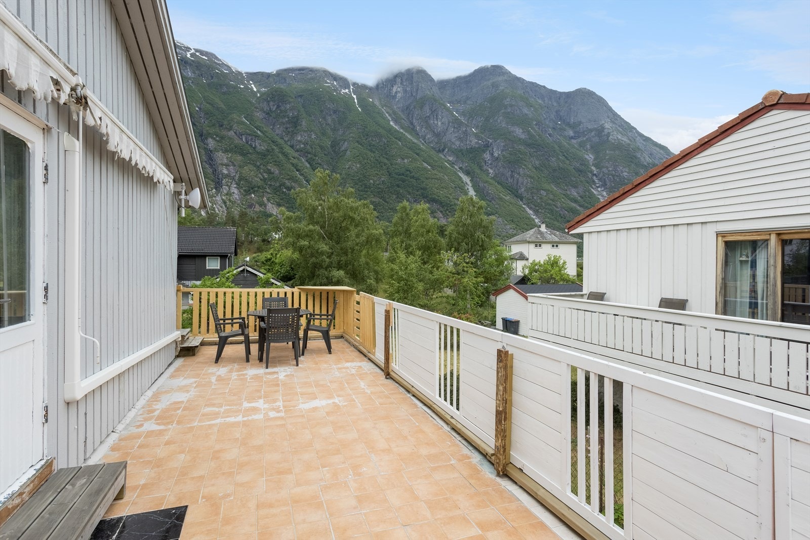 Flislagt terrasse på siden av huset Galleribilde