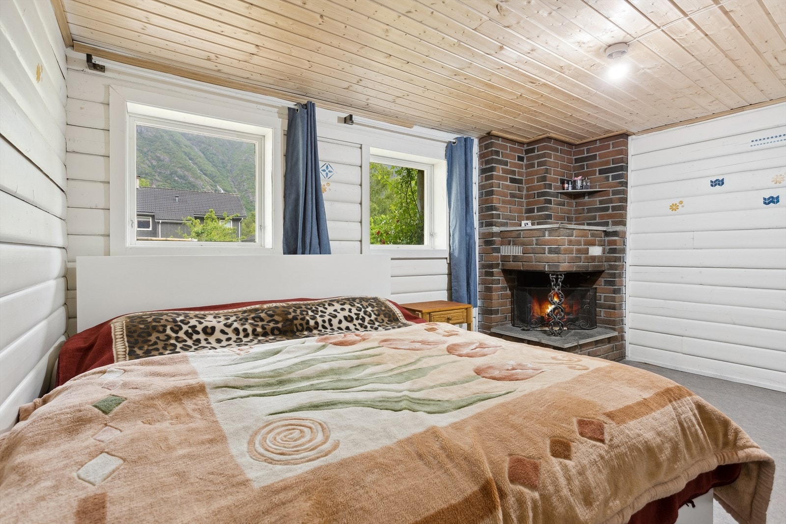 Hovedsoverommet i underetasjen har åpen peis for ekstra hygge Galleribilde