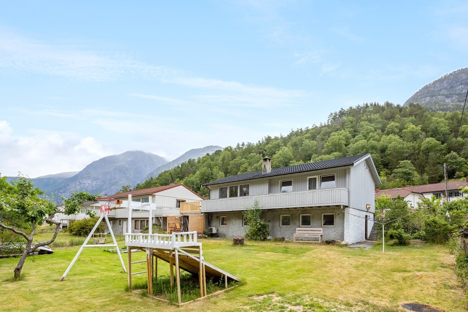 Eiendomsmegler Vest v/Sturla Nødtvedt har gleden av å presentere Kvednavegen 14! Galleribilde