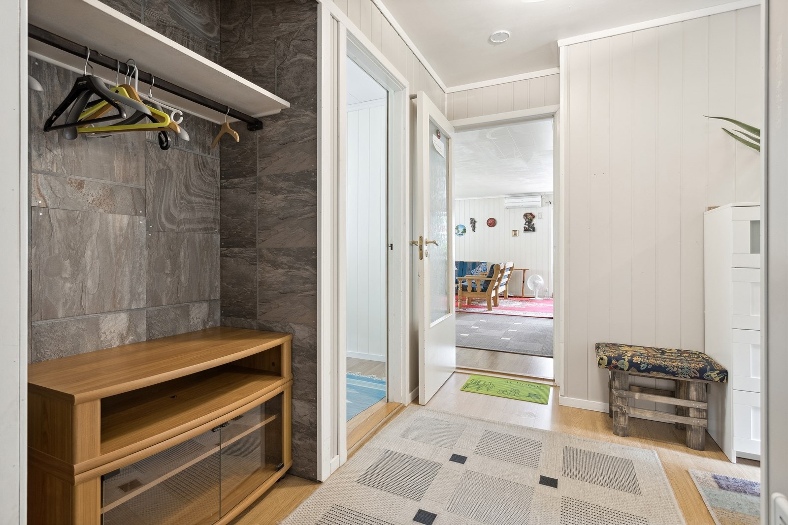 Her er det laget til garderobe innfelt i veggen Galleribilde