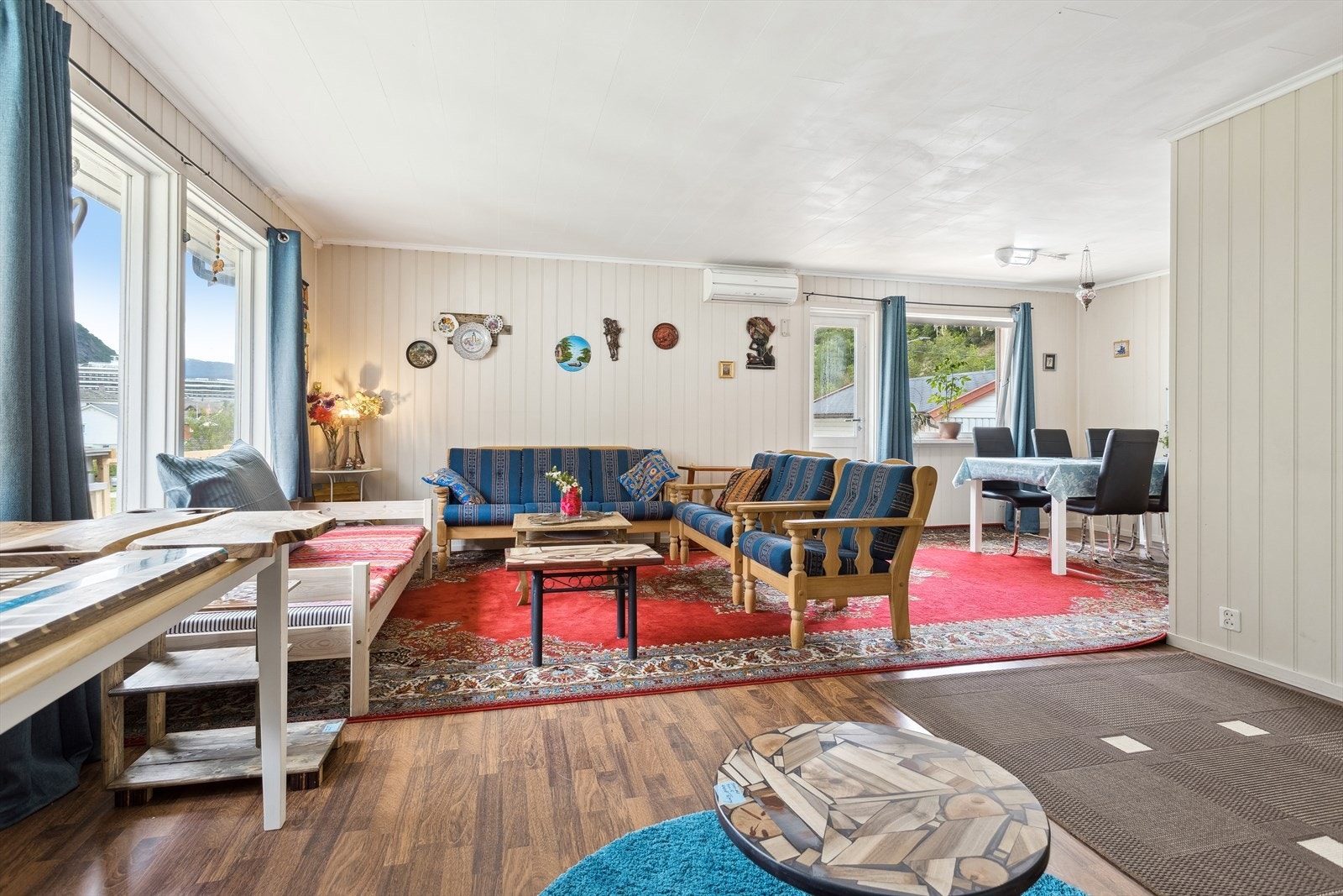 Innenfor gangen er det en stor stue med god plass til flere sittegrupper Galleribilde