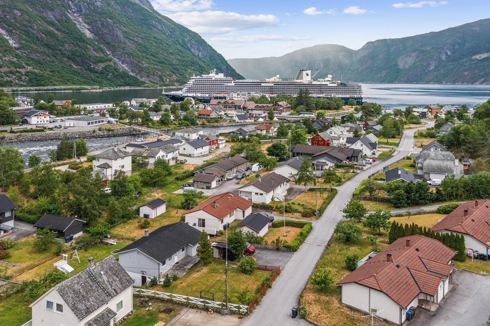 Eidfjord er kjent som et populært mål for cruiseskip - med god grunn! Galleribilde