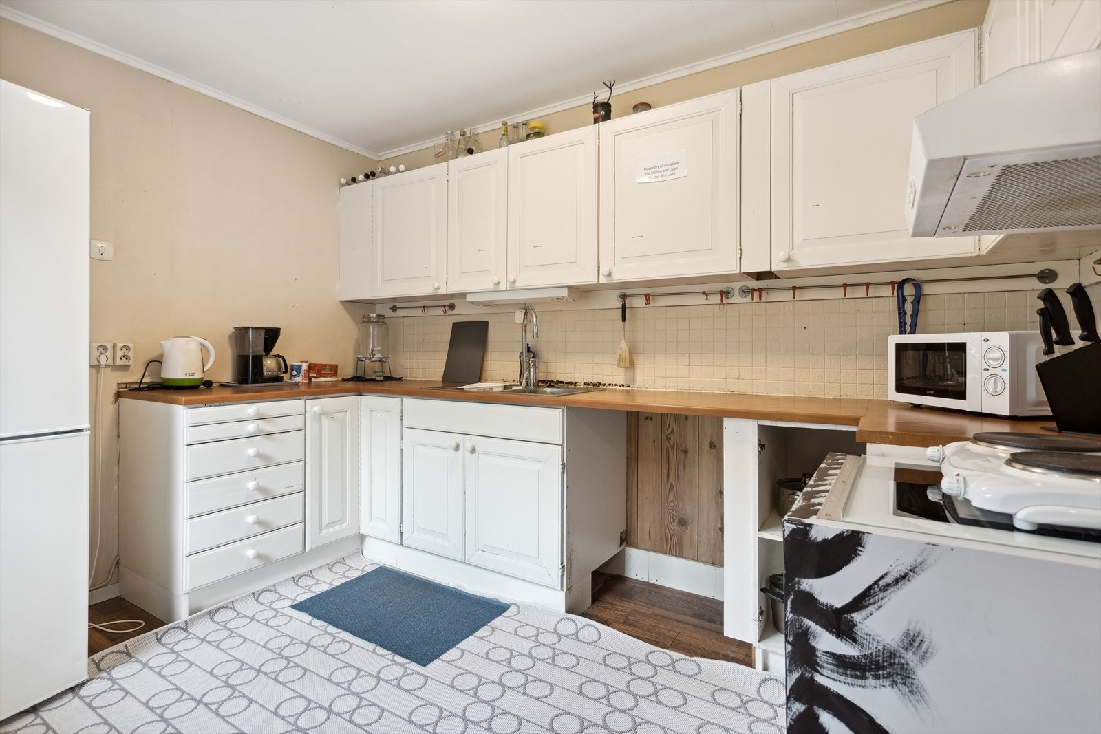 Kjøkkenet har lyse fronter og rikelig med skapplass Galleribilde