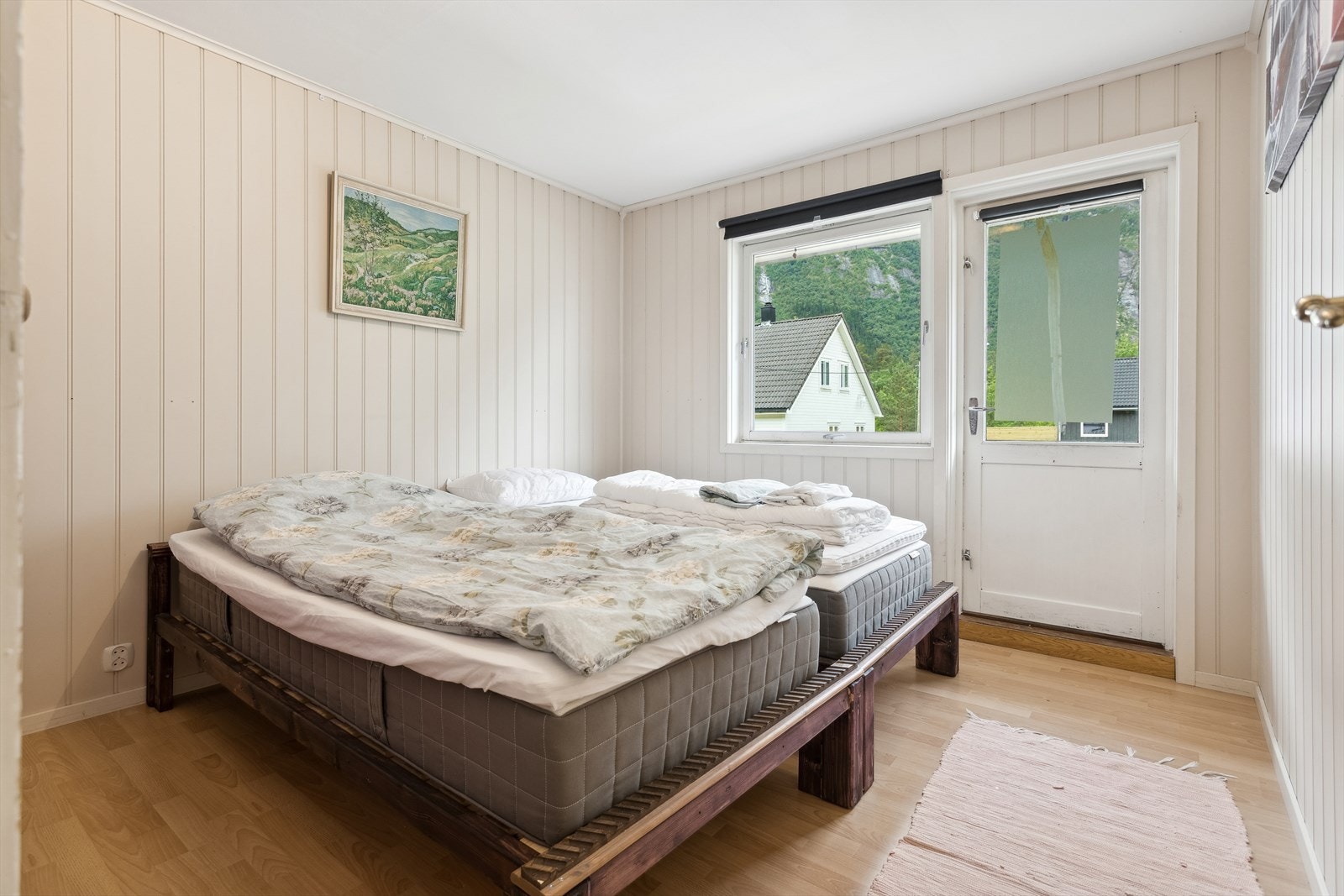 Det er totalt 5 soverom i boligen - dette er hovedsoverommet som ligger i 1. etasje Galleribilde