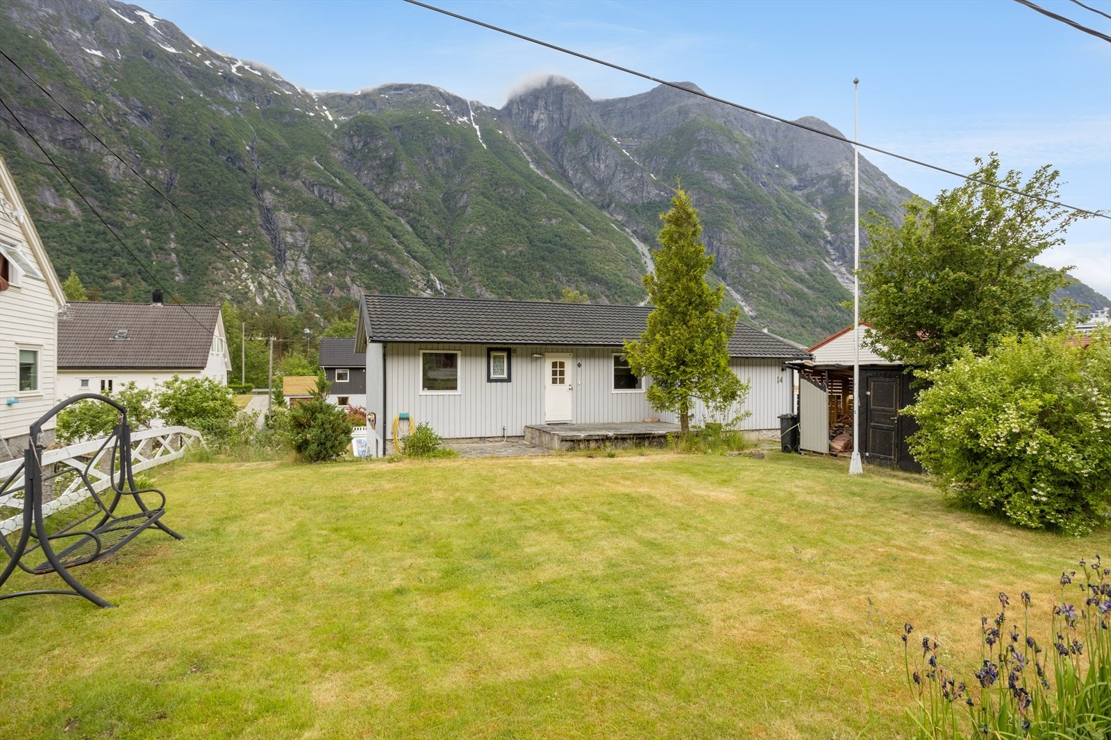 Boligen ligger svært barnevennlig til, med store gressplener og både barneskole og barnehage ca. 1 km unna Galleribilde