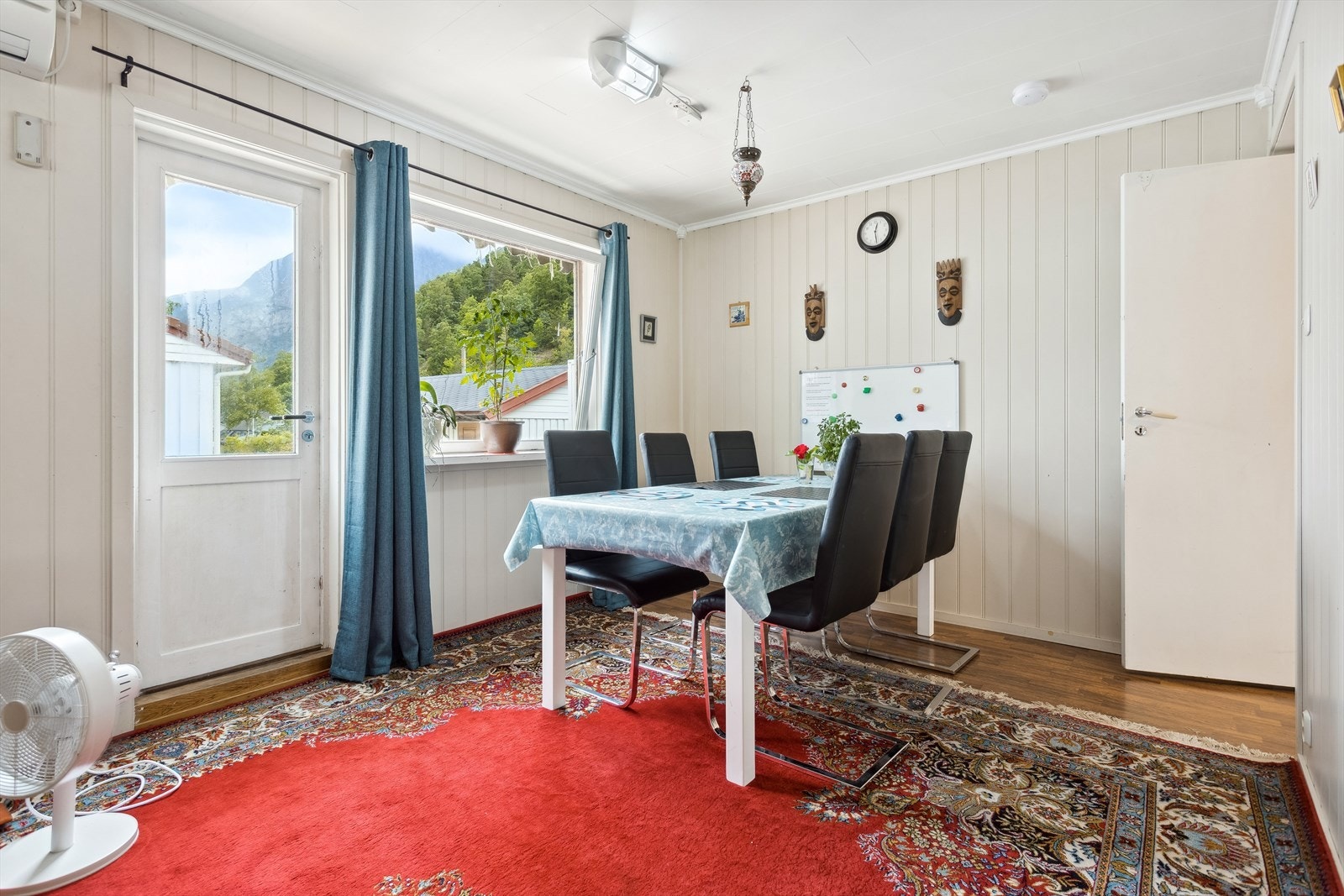 Mellom stuen og kjøkkenet er det plass til spisebord og stoler Galleribilde