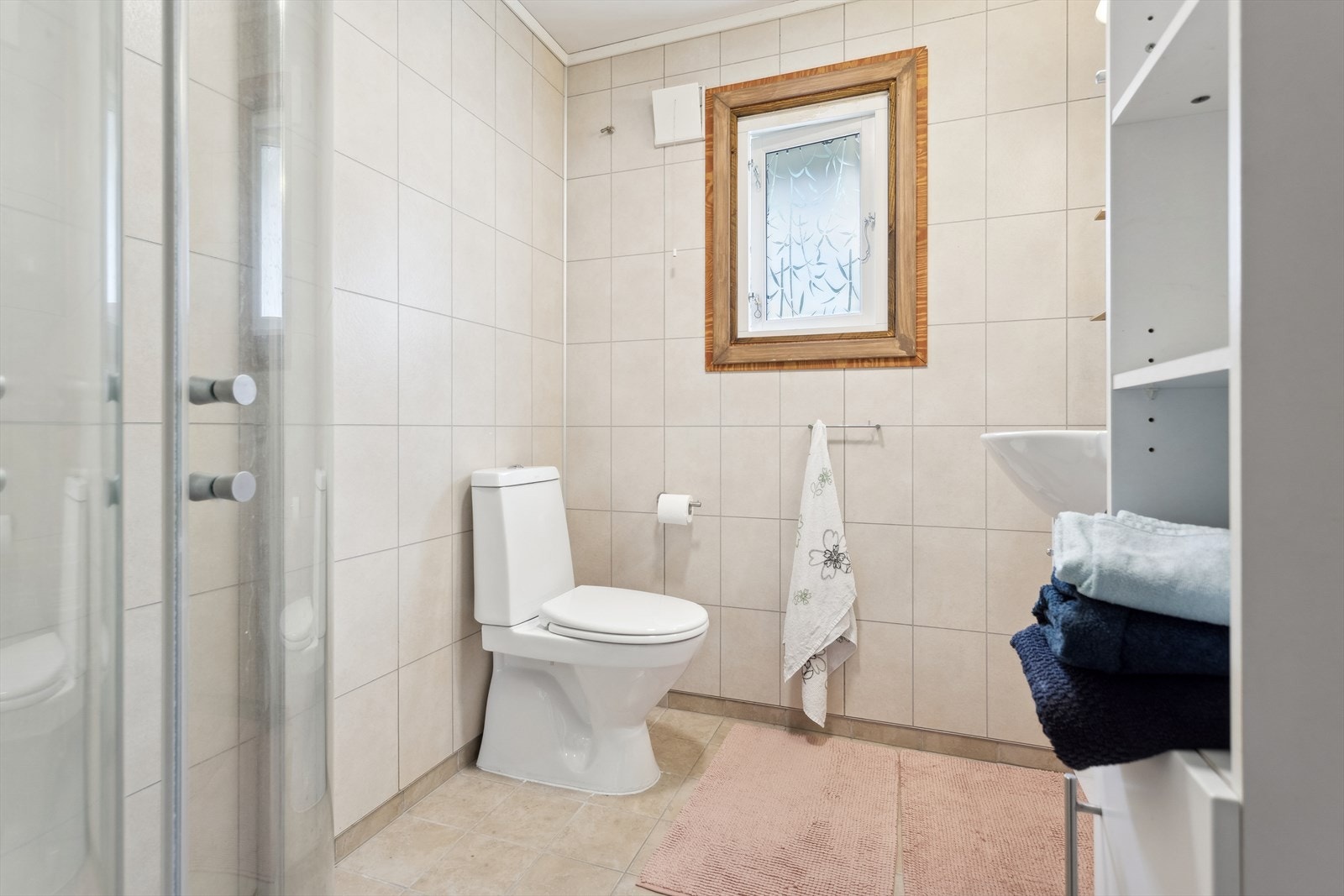 Badet i 1. etasje ble oppgradert like før eier overtok huset i 2011 Galleribilde