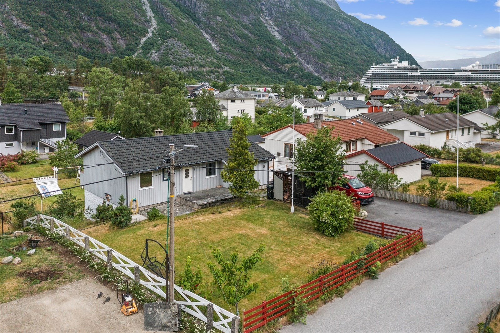 Det er godt med parkeringsplass på den asfalterte delen av tunet Galleribilde